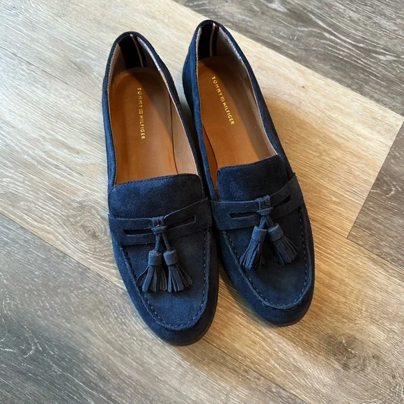 Like New! Tommy Hilfiger suede loafer - Picture 4 of 11